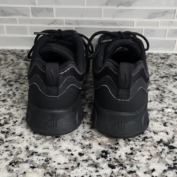 Triple Black Nike Air Max 200 Running Shoes sz 8.5 solid sneakers AT6175-003 - Picture 4 of 6